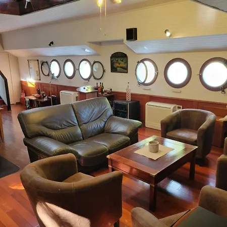 船上ホテル Peniche Mirage-chambre D'hotes *